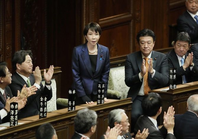 衆議院本会議で第105代首相に指名され、起立する高市早苗首相。2026年2月18日午後3時1分