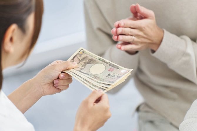 妻からお小遣いをもらう夫