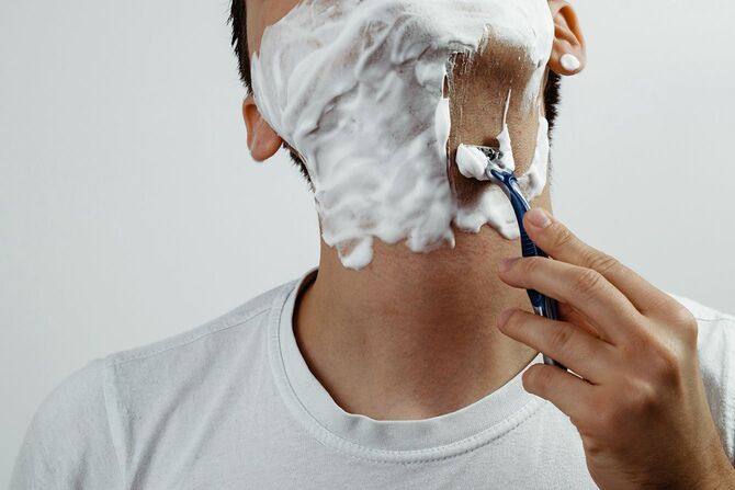 シェービングする男性