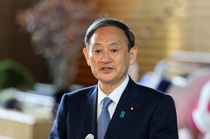 臨時国会召集に当たり記者団の取材に応じる菅義偉首相＝2020年10月26日、首相官邸