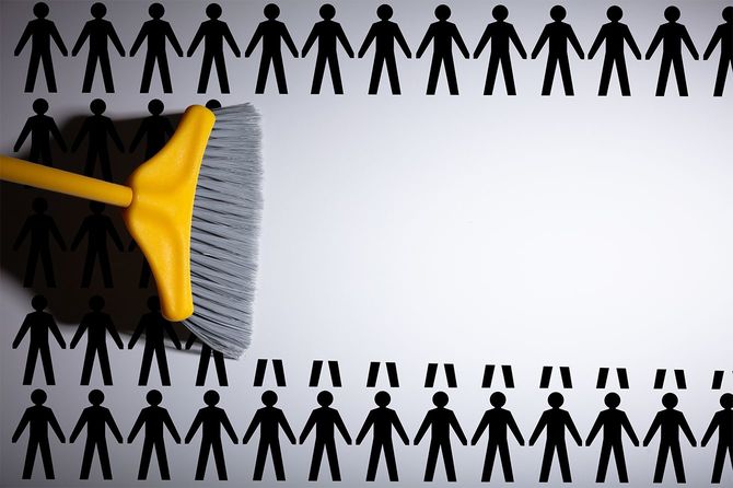 人物を掃除するほうき