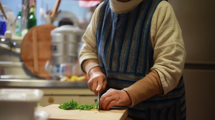 料理をする高齢女性