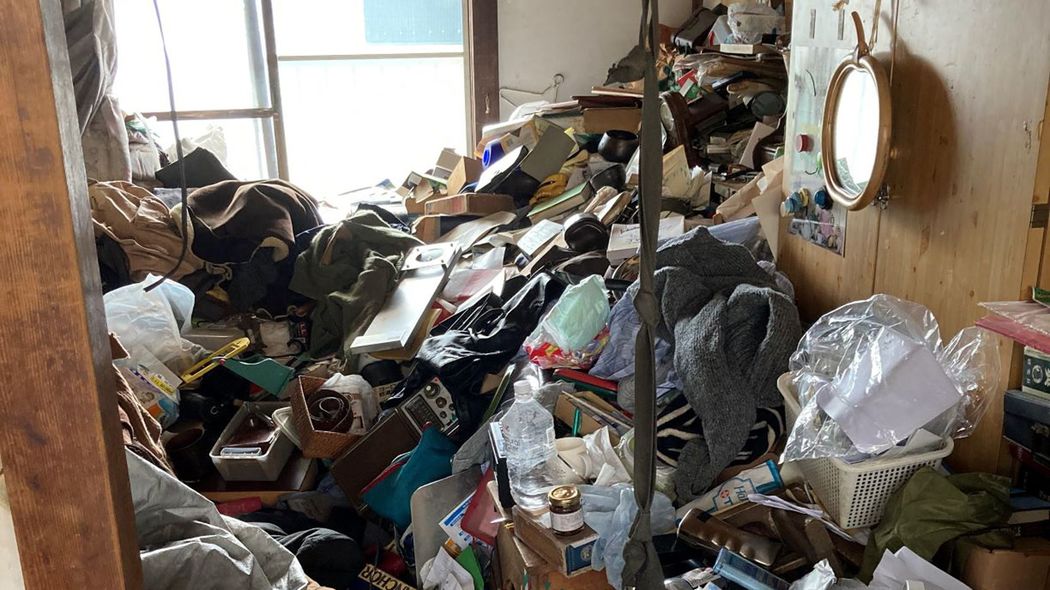 ゴミ屋敷清掃のプロは老婆の手を握って｢もう私と会わないように｣と言った 本人も本当はベッドの上で寝たい