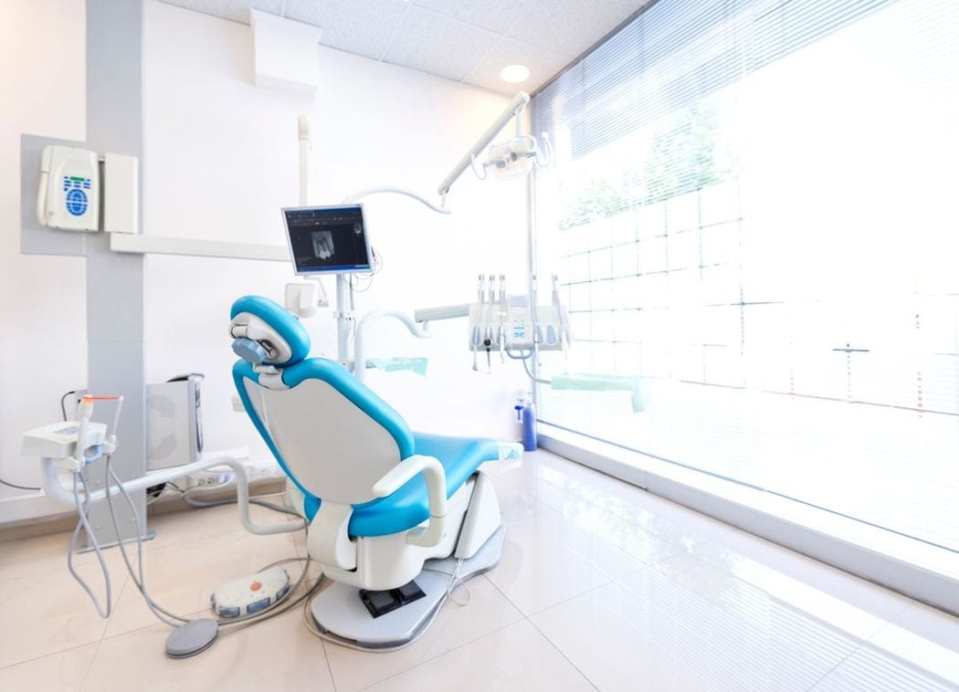 "歯科医師が歯科衛生士に頭を下げる"ワケ 新卒未経験"月25万"でも応募ゼロ