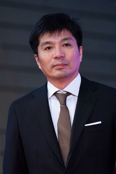 孫正義さんが所持していた世界に1つのネーム入りユニホームになります。 ソフトバンクの新ユニホームをお披露目する（左から）孫正…：孫