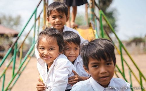 笑顔を見せる支援地域の子どもたち
