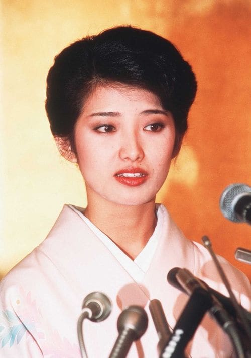 人気絶頂の最中、21歳で芸能活動を引退した山口百恵。その後メディアに露出することはなく伝説となった。