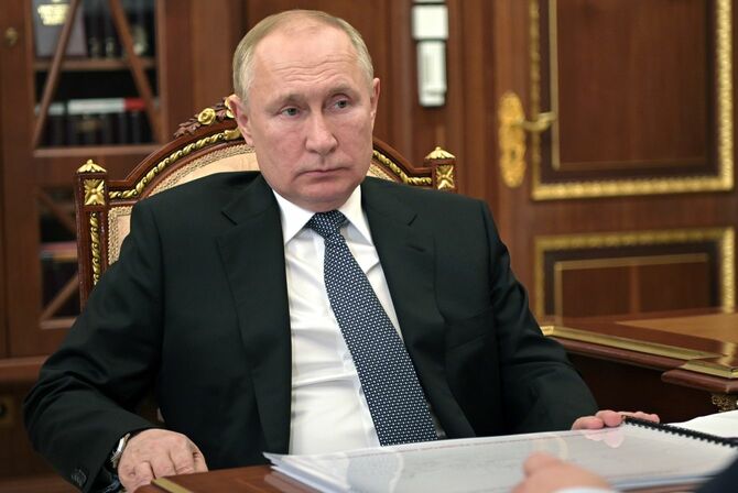 アンドレイ・ニキーチン・ノヴゴロド州知事の話を聞くウラジミール・プーチン大統領（＝2022年3月22日、ロシア・モスクワ、クレムリン）