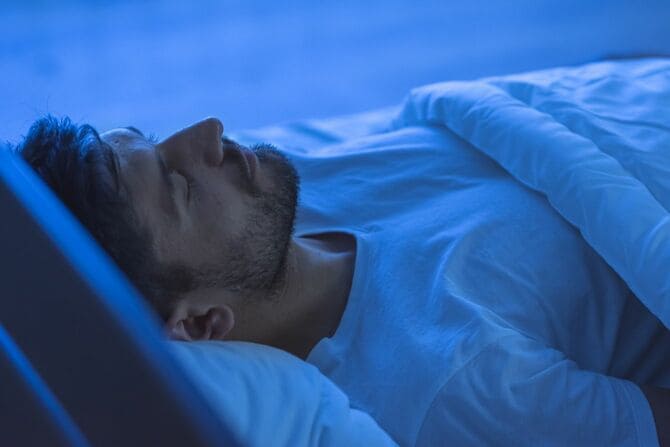 ベッドで眠っている男