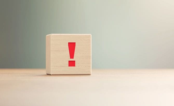 感嘆符が描かれた木製ブロック