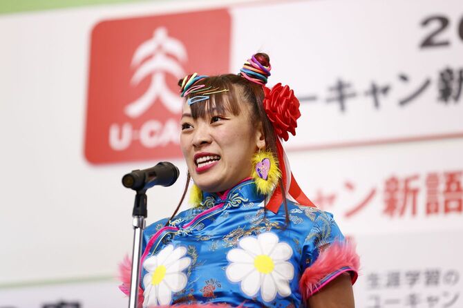 「ユーキャン新語・流行語大賞」のトップテンに「フワちゃん」が選ばれ、スピーチするフワちゃん