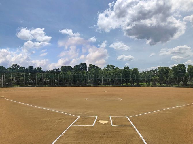 試合前のグラウンド整備