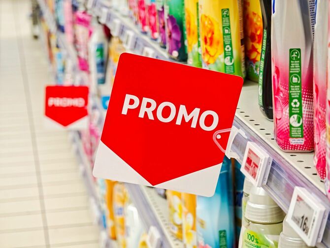 スーパーの棚にある赤いPROMOセールタグ