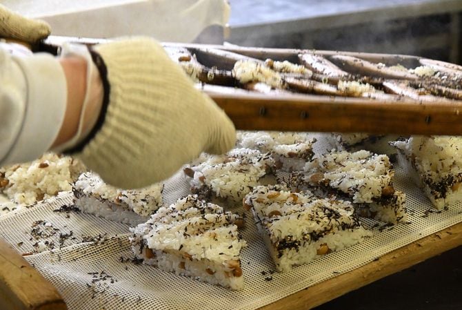 おこわとおこわの間に、塩昆布を挟んで型を抜く
