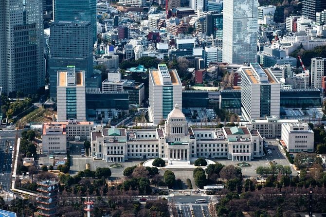 国会議事堂と高層ビル