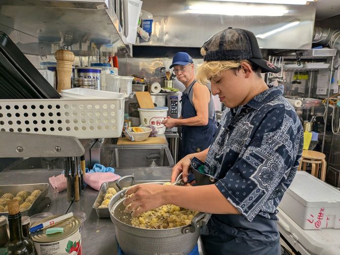 10代から70代までが仲良く一緒に働いているサカナヤマルカマ。人と魚をつなぐだけでなく、老若男女が集う鮮魚店です
