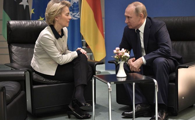 ウラジーミル・プーチン大統領とウルズラ・フォンデアライエン欧州委員長