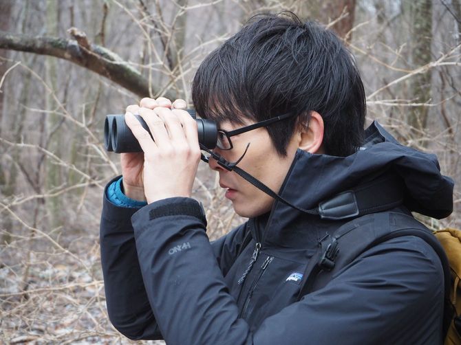 鳥を観察する鈴木さん