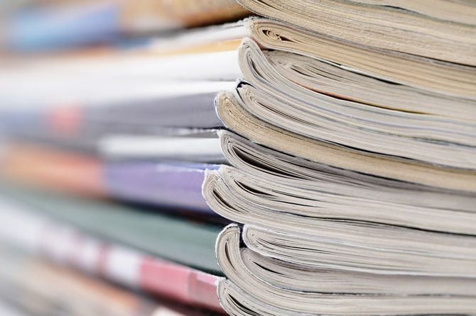 積み重ねて置かれた雑誌