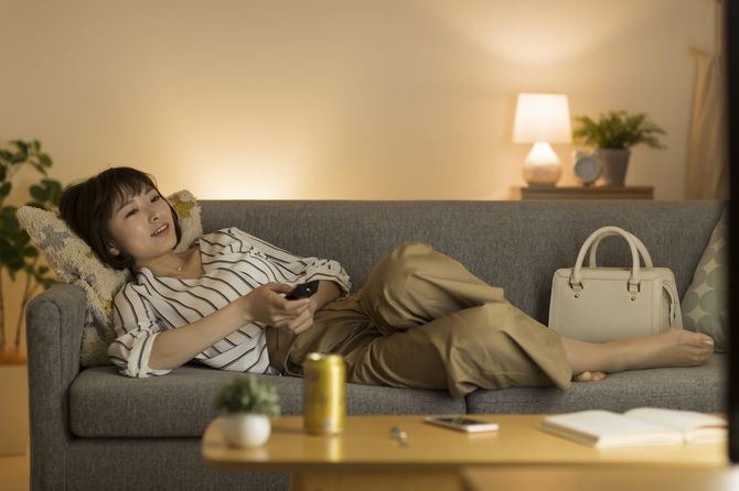 自宅でリラックスして過ごす若い女性