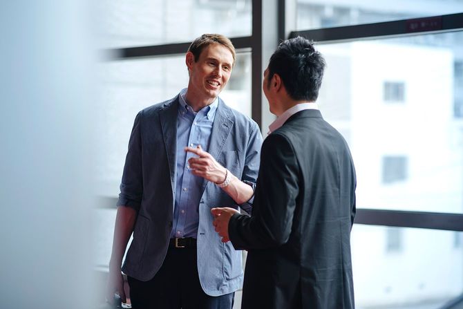 会話する二人の男性