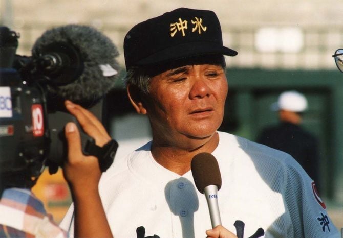 インタビューを受ける沖縄水産高校の栽弘義監督（当時）