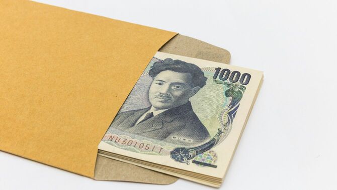 千円札が複数枚入った茶封筒
