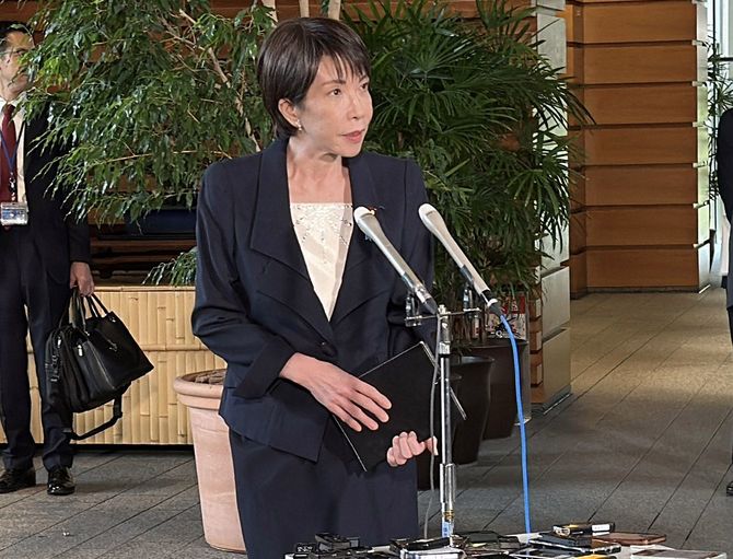 北朝鮮によるミサイル発射を受けて会見する高市早苗首相。発言の通り、昼も夜もなく働いている。