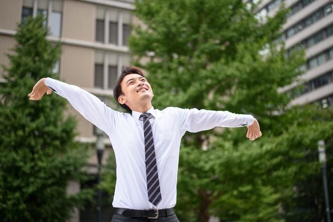 日本人ビジネスマンの屋外画像