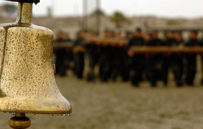 カリフォルニア州コロナド（2007年1月31日）、海軍特殊戦センターでヘルウィーク中のPTに参加するBUD／Sの訓練生