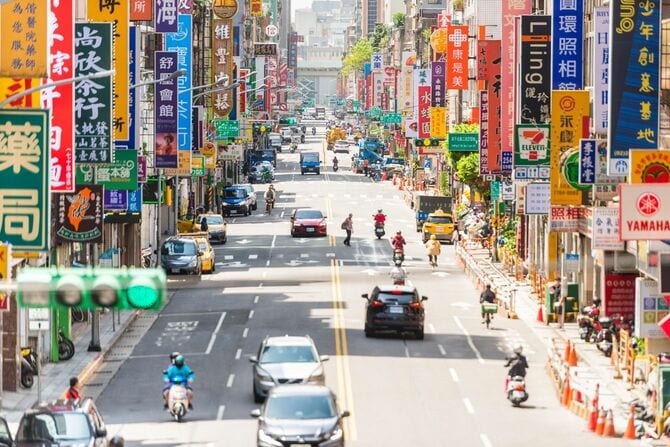 様々な看板が並ぶ台北の道路