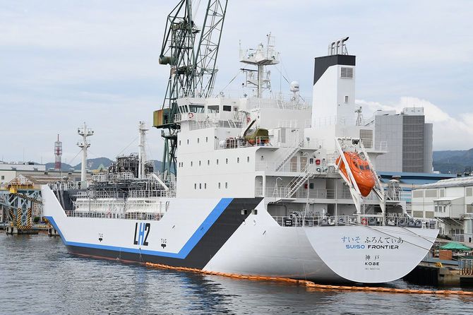液化水素運搬船「すいそ ふろんてぃあ」左舷後部。2020年10月18日川崎重工神戸工場にて。