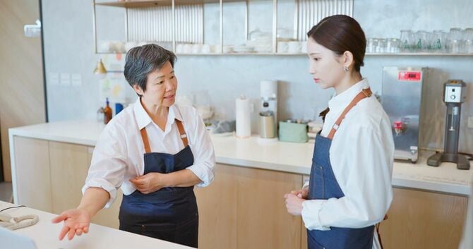 若いスタッフを叱るマネジャー