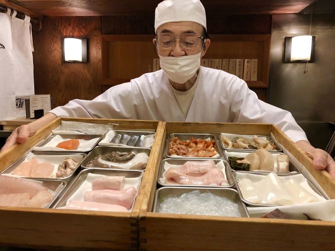 木箱いっぱいの旬のネタを見せながらプレゼンする堀川大将