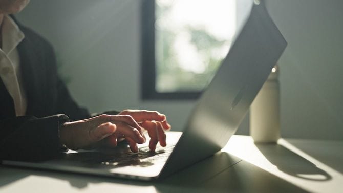 ノートパソコンを使用している人の手元