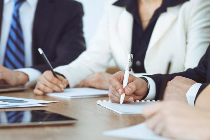 手書きメモをとる会議