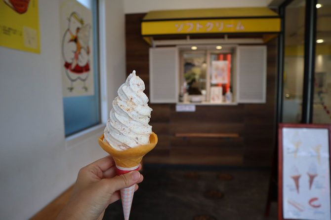 「豊島屋洋菓子舗 置石」で提供している「置石ミックス」ソフトクリームには、「鳩サブレー」が練り込まれている