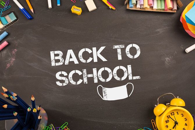 学校の机にテキストとマスク。