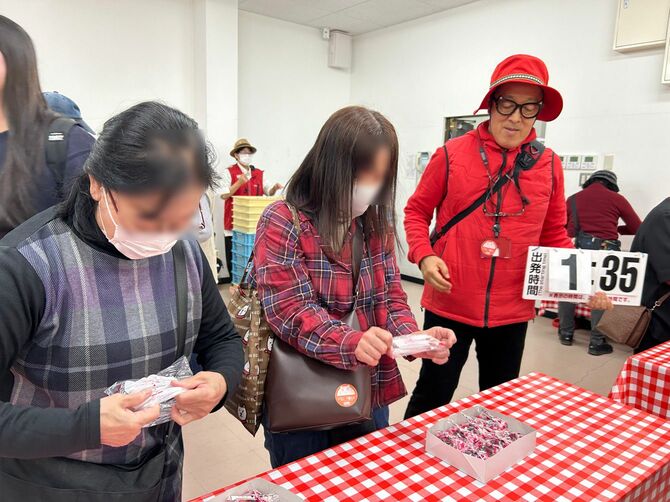 山梨県の笛吹市の桔梗屋に立ち寄り。有名な和菓子である桔梗信玄餅の詰め合わせ放題で、参加者にたくさん詰め込むコツを教える。