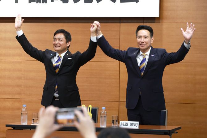 国民民主党の代表選に臨む玉木雄一郎代表(左)と前原誠司代表代行=2023年9月2日、東京都千代田区