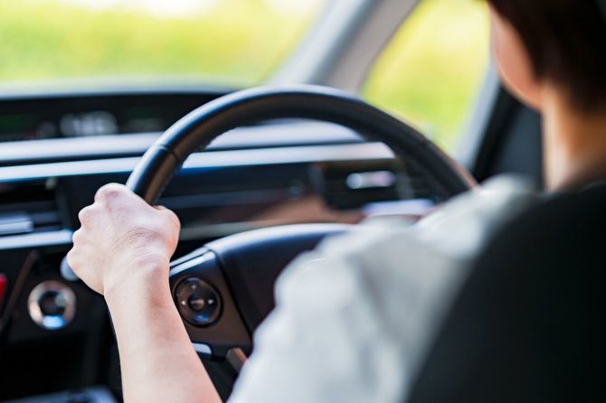 カーシェアリングサービスを利用する日本人女性