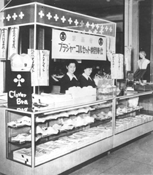 高島屋京都店の売り場［昭和26年（1951）頃）］（出典＝『<a href="https://www.amazon.co.jp/exec/obidos/ASIN/4833425025/presidentjp-22" target="_blank">ブラジャーで天下をとった男 ワコール創業者 塚本幸一</a>』）