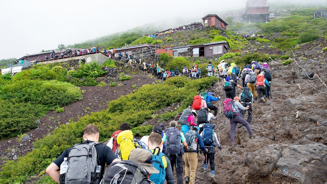富士山にスニーカーで挑む｢弾丸登山｣をどう防ぐか…｢迷惑ツーリスト｣を減らすために地元がやるべきこと 日本人と同じ｢良識とモラル｣を期待してはいけない