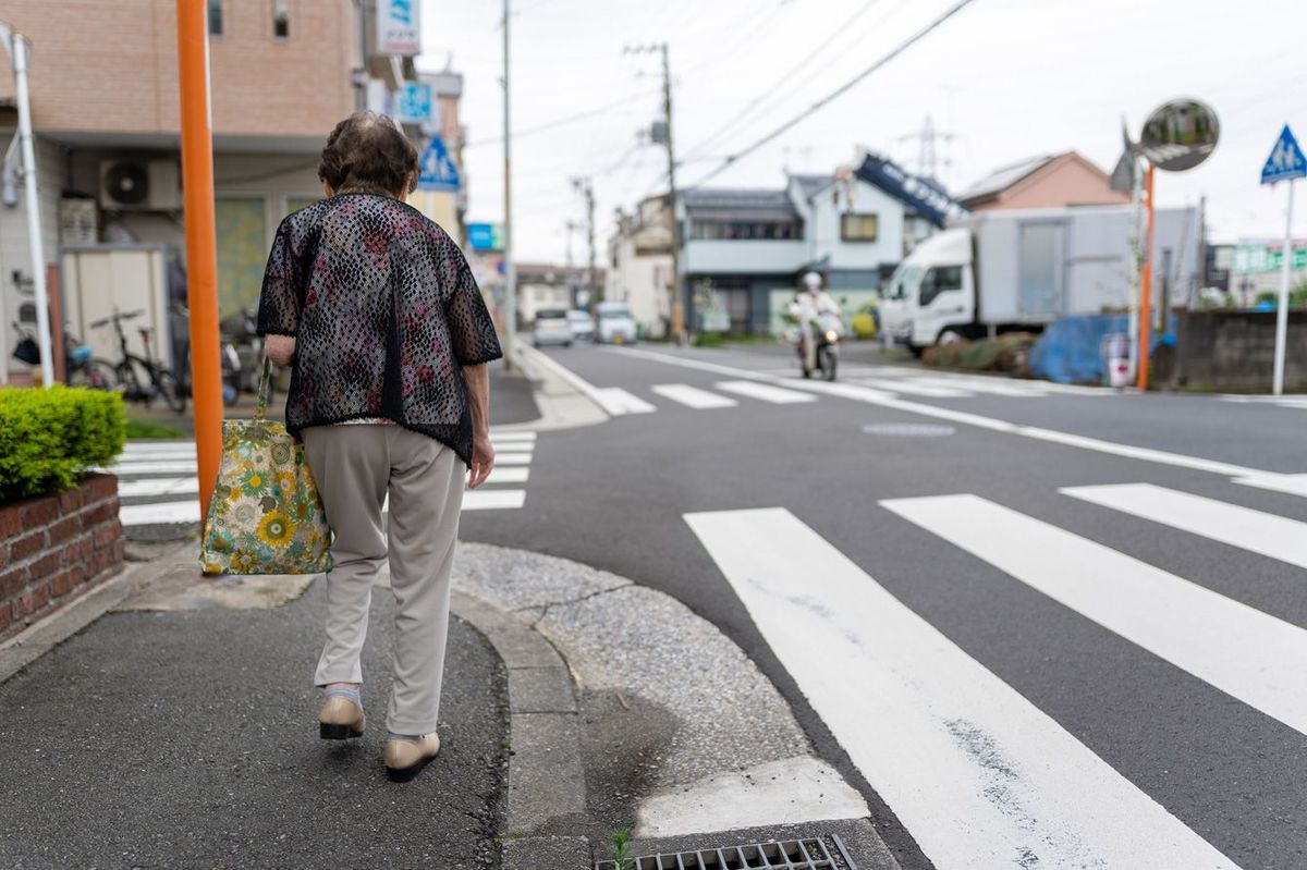 買い物に行く高齢女性