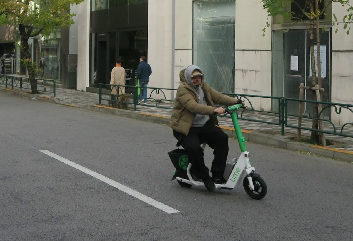 車道の真ん中を悠然と走る外国人