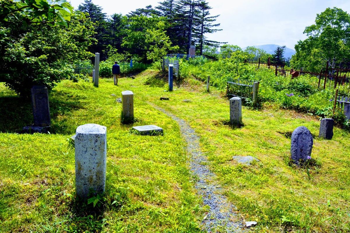 国後島に残る日本人墓地