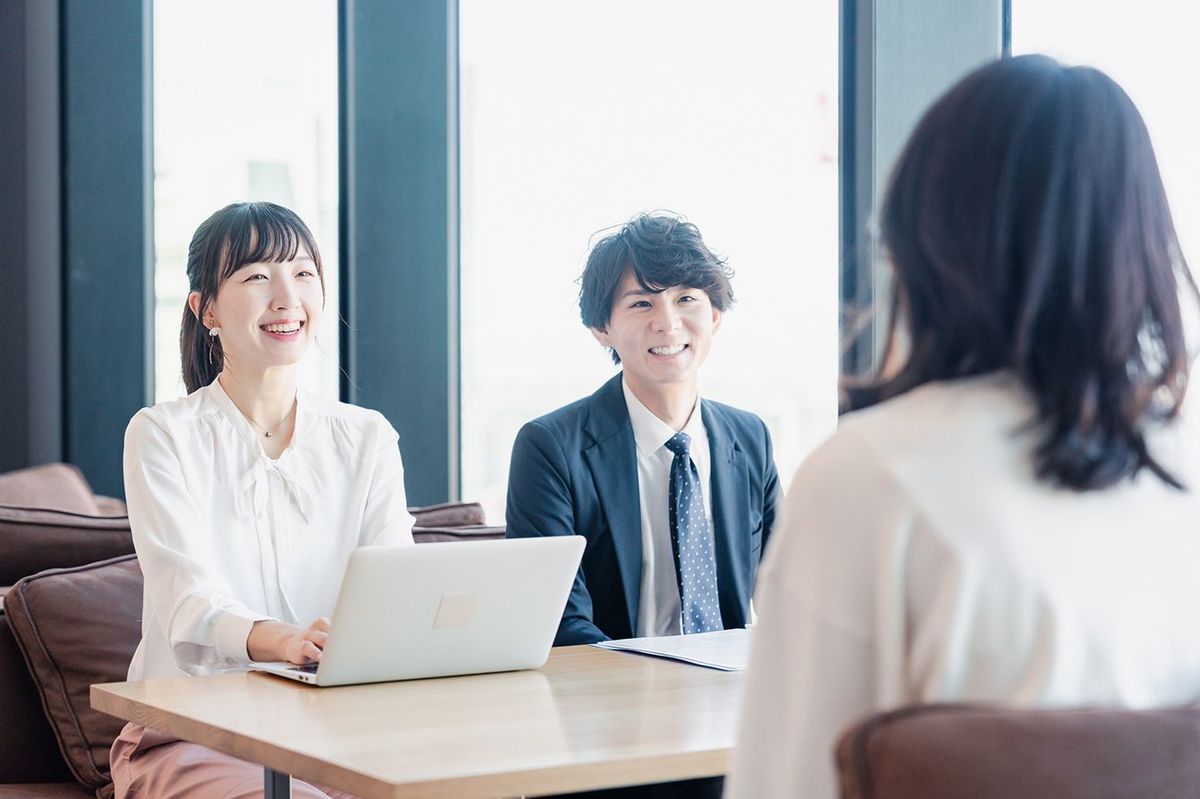 クライアントと商談をするビジネスパーソン