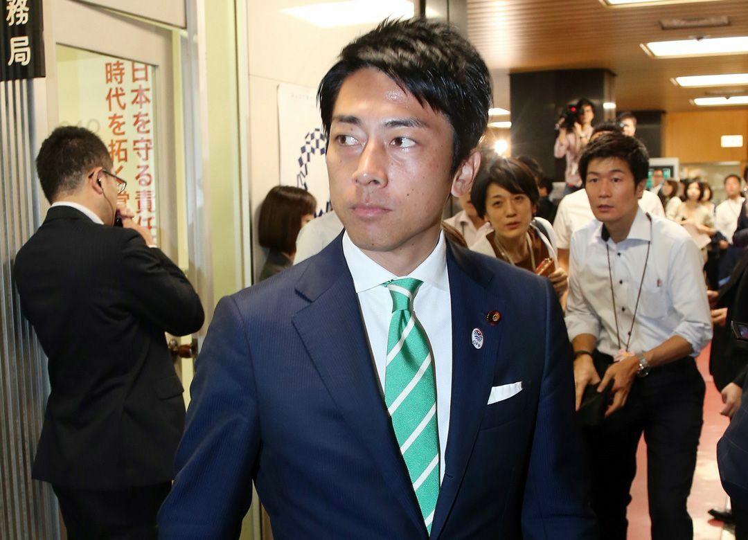 次期首相が色目を使う小泉進次郎の政治力 「安倍対石破」はラブコール合戦に