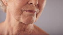 口を開けても｢のどちんこ｣が見えない人は要注意…顔や首の｢シワ｣や｢肩こり｣を悪化させる意外な要因