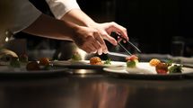 家具を捨て､結婚も子供も車も時計も諦めた…年間800食､世界を舞台に食べ歩く50歳"フーディー"の生き様